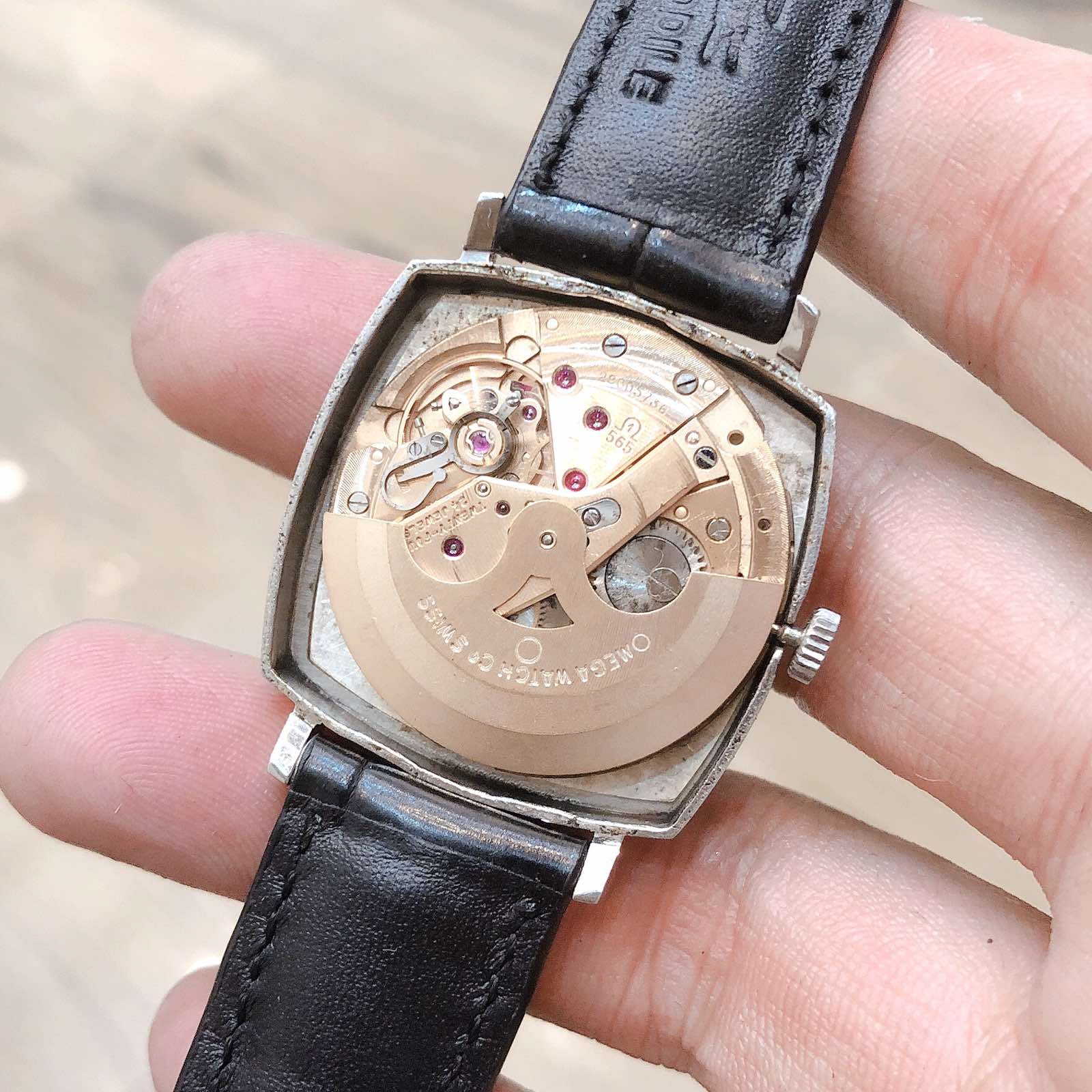 Toàn bộ đồng hồ cổ của donghott được chụp bằng điện thoại không qua chỉnh sửa để mang lại cái nhìn trung thực nhất cho các bạn về sản phẩm. Các bạn xem kỹ hình ảnh và thông tin kỹ thuật của đồng hồ nhé.