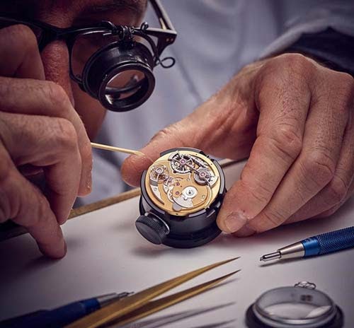 Nhân viên giỏi là một trong các yếu tố quan trọng của một cửa hàng sửa chữa đồng hồ uy tín