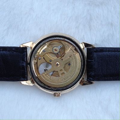 Đồng hồ cổ BULOVA cá heo chính hãng Thụy Sĩ với mặt kính zin 3 kim và lịch rất đẹp ,vỏ,núm bọc vàng, đáy inox.