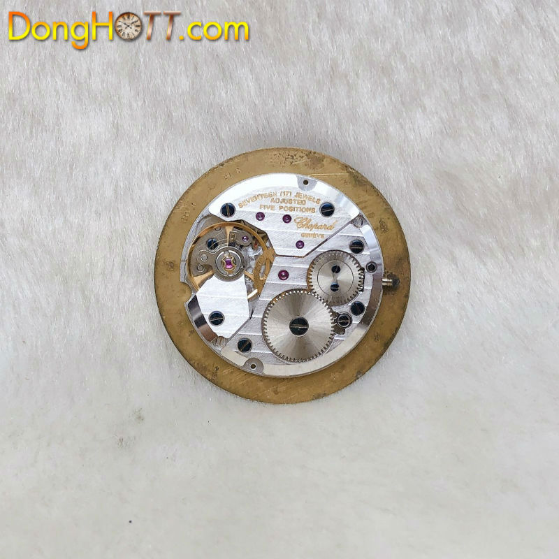 Đồng hồ Chopard lên dây vàng đúc 18k chính hãng Thuỵ Sỹ với Mặt số Zin 2 kim kết hợp với số la mã nổi rất đẹp.