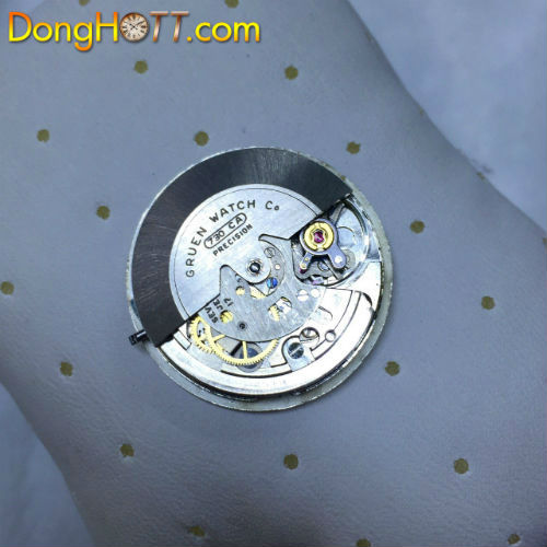 Đồng hồ cổ Gruen Presision Automatic xuất sứ Thuỵ Sĩ. với mặt zin trắng, 3kim, 1 lịch kết hợp 3 hột kim cương thật đặt trên 3 chén vàng trắng đúc rất đẹp.Vỏ-đáy vàng đúc, núm bọc vàng có logo.
