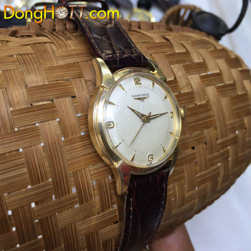 Đồng hồ cổ Longines máy lên dây chính hãng Thụy Sĩ sản xuất 1956, vỏ bọc vàng toàn thân. Đồng hồ cồn rất mới và rất đẹp.