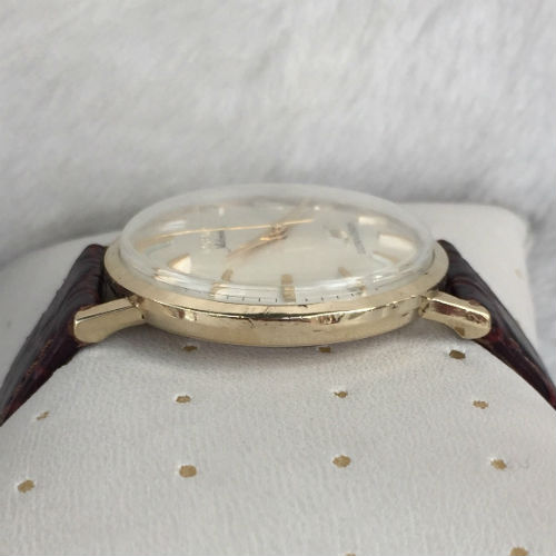 Đồng hồ cổ Longines Automatic xuất sứ Thuỵ Sĩ với mặt zin, 3kim, 1 lịch rất đẹp. vỏ-đáy bọc vàng toàn thân, nút zin có logo đại bàng bọc vàng.