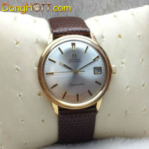 Đồng hồ cổ Omega Seamater lacque vàng hồng chính hãng với Mặt Màu tia trắng 3 kim 1 lịch kết hợp với kim và những cọc màu đen nhìn rất đẹp,vỏ-núm zin lacke vàng, đáy SS.Máy :Omega Seamaster 