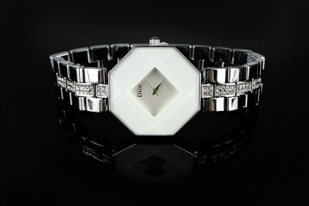 Đồng hồ Dior dây kim loại màu trắng