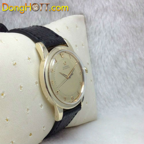 Đồng hồ cổ Omega Automatic Chính Hãng Thụy Sĩ với Mặt số Zin màu tia Vàng 3 kim kết hợp với những cọc số nổi rất đẹp,vỏ-đáy-núm zin có logo (Móng Ngựa) bọc vàng 14K .Máy tự động.