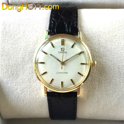  Đồng hồ cổ Omega Seamater Chính Hãng Thụy Sĩ ﻿ với Mặt số Zin màu tia Trắng 3 kim kết hợp với những cọc số nổi cẩn đá đen rất đẹp.Niềng vàng đúc 14k,núm zin có logo,dáy ss có logo.Máy lên dây.