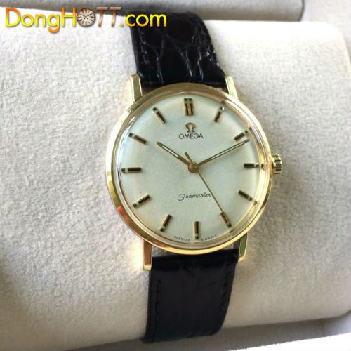  Đồng hồ cổ Omega Seamater Chính Hãng Thụy Sĩ ﻿ với Mặt số Zin màu tia Trắng 3 kim kết hợp với những cọc số nổi cẩn đá đen rất đẹp.Niềng vàng đúc 14k,núm zin có logo,dáy ss có logo.Máy lên dây.